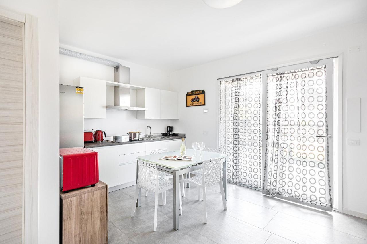 Apartamento Una Terrazza Sul Lago A2 Con Piscina By Wonderful Italy Peschiera del Garda Exterior foto