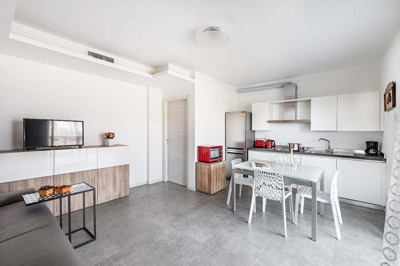 Apartamento Una Terrazza Sul Lago A2 Con Piscina By Wonderful Italy Peschiera del Garda Exterior foto