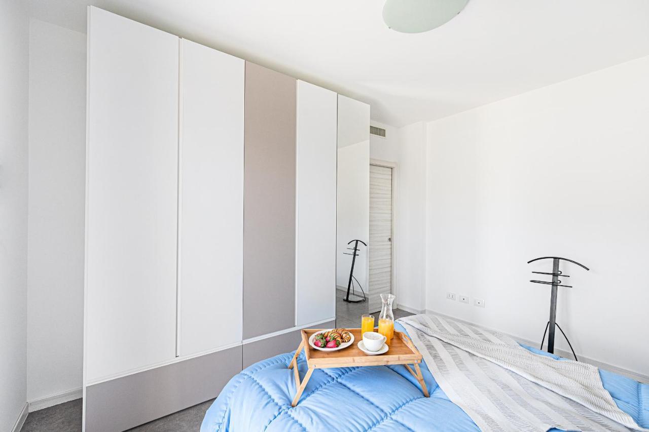 Apartamento Una Terrazza Sul Lago A2 Con Piscina By Wonderful Italy Peschiera del Garda Exterior foto